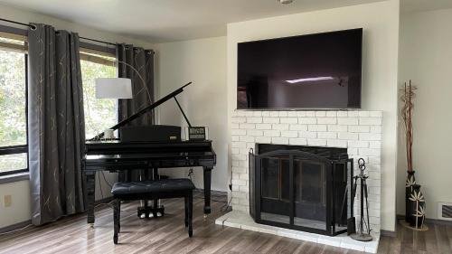 North City House | Remodeled, Spacious, Modern Retreat 5 BR, 3BA, 2KIT