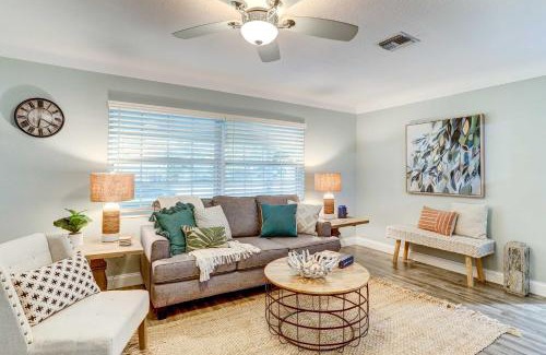 South Pinellas Community Council House | Remodeled St Petersburg Retreat with Hot Tub!