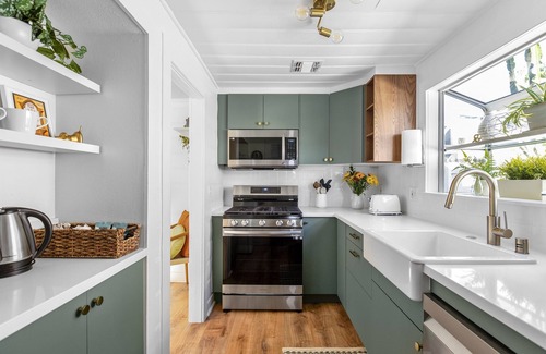 Carlson Park Cottage | Remodeled Stylish Culver Cottage + Parking
