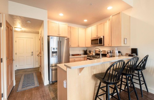 Gorgosa Condo | Remodeled Top Floor 1 BR+ Loft w/Mountain Views, 2BA, Sleeps 5, A/C