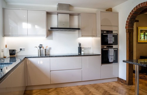 St Leonards House | Remodelled historical cottage, super location, w/hottub