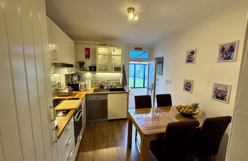 Restalrig Apartment | "Rena" Bright & Modern City Center Apartment. 24