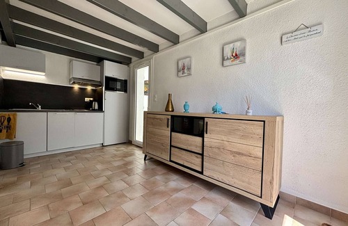 Domino House | Renovated house near beach, 4 sleeps, WIFI, parking