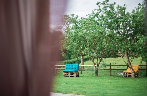 Saint-Leonard-des-Bois Cottage | Renovated Countryside Longère: 15 Guests, Gardens, Close to Outdoor Activities