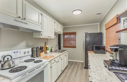 Jeffersonville House | Renovated 2 BR Oasis in Jeffersonville - 10 Mins to Louisville - with Yard