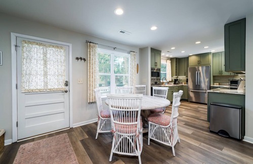 Tarpon Pond House | Renovated 2 BR + Loft/2BA Tarpon Pond Cottage! Great Views! Dog Friendly!