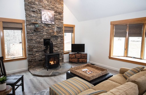 Belmont House | Renovated 3 Bedroom 2 Bath Home Close to Okemo Resort, Golf, Lakes Restaurants