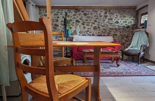 Prades Cottage | Renovated barn with garden access