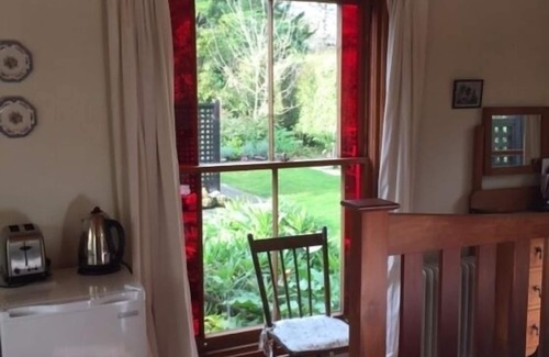 Havelock North Cottage | Renovated bushman's cottage in beautiful garden.