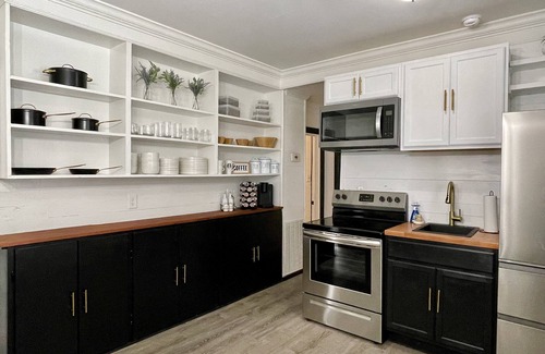 Calera House | Renovated Calera Farmhouse Home!