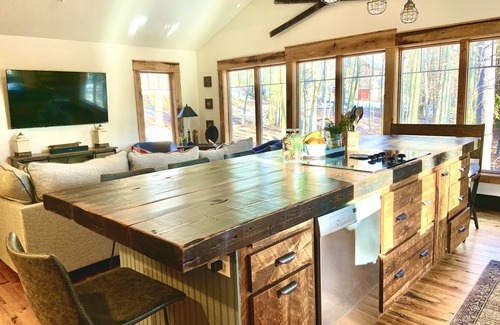 Jacksonport House | Renovated Charming Log Cabin on 4 Acres in Jacksonport