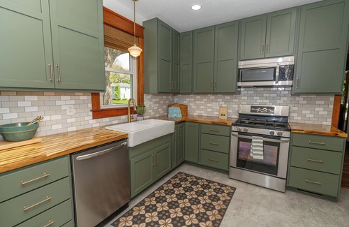 Winterset Cottage | Renovated Cottage on Court: 3 blocks to historic downtown square