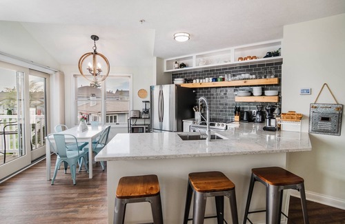 Manistee Condo | Renovated Dog-Friendly Waterfront Condo