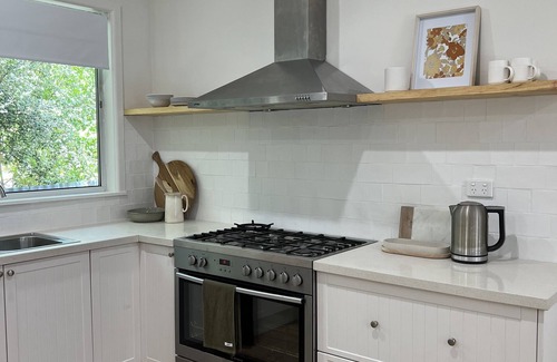 East Albury House | Renovated home close to sports precinct, hospital and short walk to Albury CBD