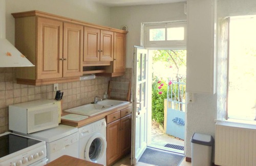 Billy Cottage | Renovated house with castle view, pets allowed, panoramic terrace