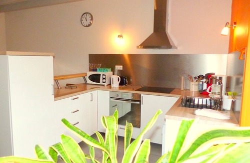 Agonges Cottage | Renovated house with garden, pets allowed, air conditioning, parking