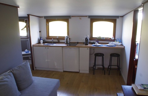 Rooigem Boat Rental | Renovated Houseboat in the Center of Ghent (Captain's Room)