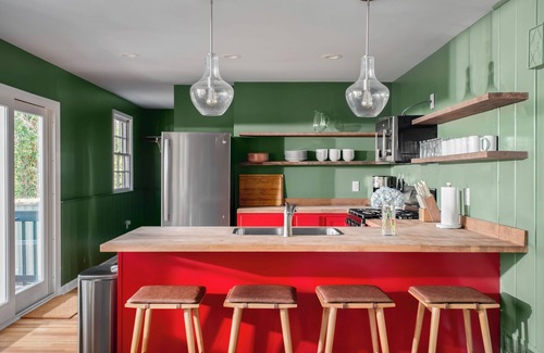 East Raleigh House | Renovated lakefront home, minutes to downtown Raleigh!