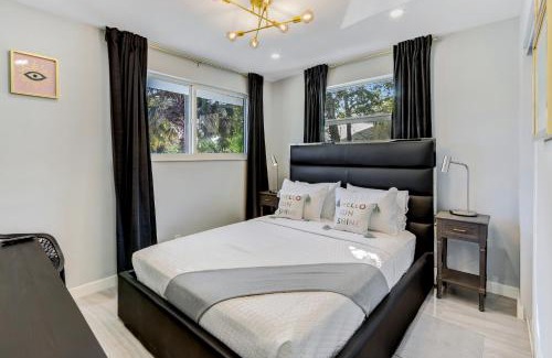 Hallandale Beach House | Renovated professional design, grill lake view!