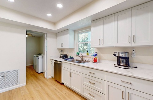 Alta Vista House | Renovated retreat - dog-friendly yard, AC & W/D - snowbirds welcome