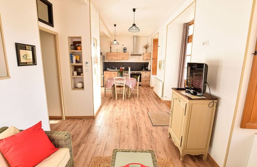 Sable-sur-Sarthe Cottage | Renovated riverside cottage for 6, near center, parking and wifi