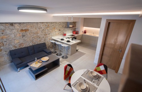 Agios Konstantinos Villa | Renovated stone villa with private pool- 2 min from the sea!
