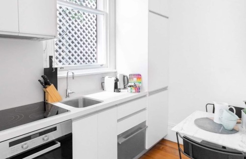 Glebe Apartment | Renovated studio in bohemian area close to city