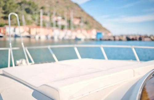 Capraia Isola Boat Rental | Rentamondo House boat
