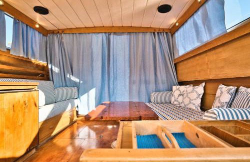 Capraia Isola Boat Rental | Rentamondo House boat
