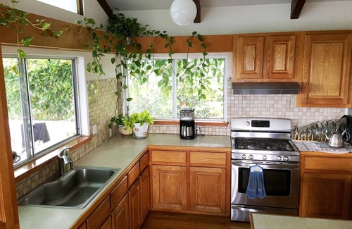 Hilo House | Reservations resumed Quiet hilltop location overlooking Hilo Bay.