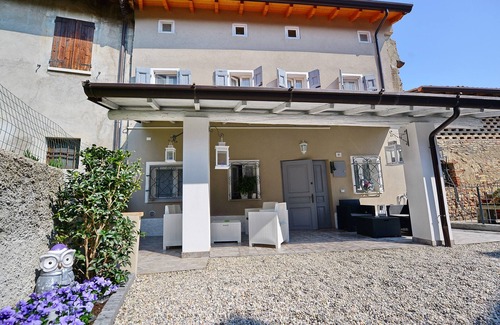 Castellaro Lagusello House | Residence at the Castle. Room in medieval village 10 minutes from Lake Garda