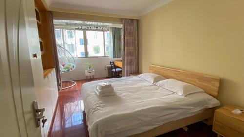 Hongqiao Apartment | Residence Near Xuhui Business District, Just 5 Minutes from Metro Line 9