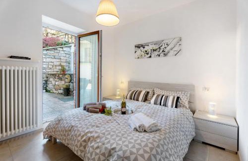 Comero House | Residenza Jasmine Grey Apartment