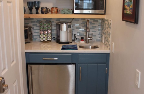 George Town Apartment | Resort Amenities and TOTALLY Remodeled
