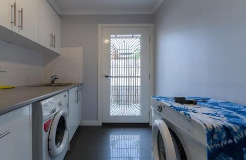 Pakenham House | Resort Experience - Pool, BBQ, Games for family