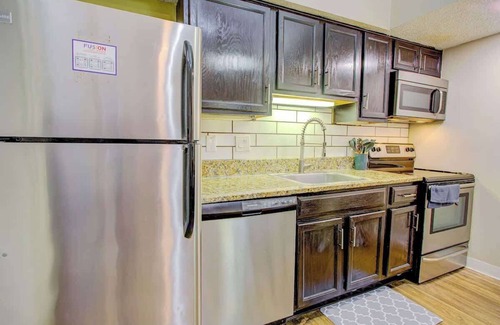 Florida Center Apartment | Resort Pool, Billiards&Tennis, 15Min to Downtown!