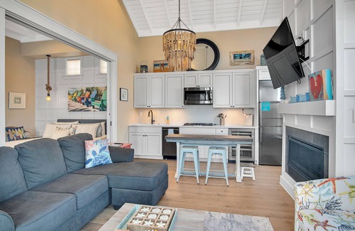 Port Aransas Cabin | Resort Pools, Golf Cart Boardwalk to the Beach