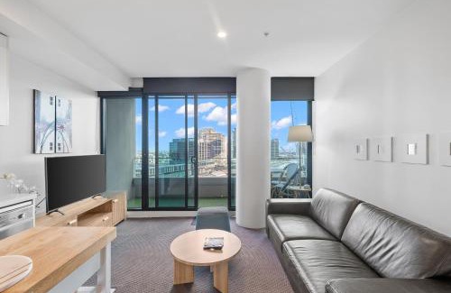Docklands Apartment | Resort Style Living Yarra Wharf
