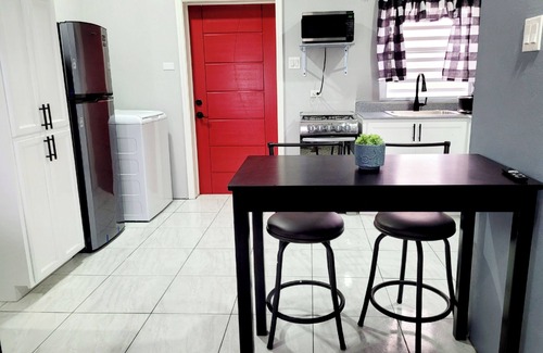 Ottleyʼs Apartment | Rest Easy Suite #2 with Mountain and Sea Views