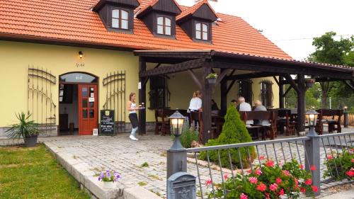Hlasna Treban House | Restaurace a pension Chalupa