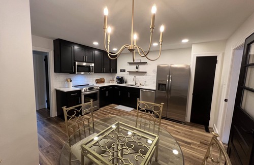 Hickory House | Restful Mid-Mod in the heart of Hickory