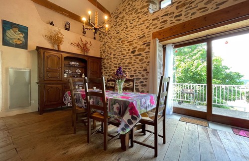 Retournac Cottage | Restored barn with terrace and wifi in La Bastide