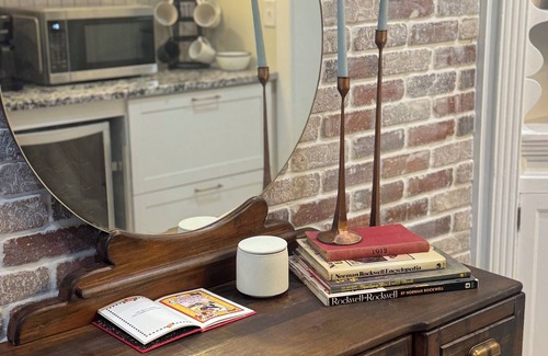 Cherry Street House | Restored Charming Cottage, sleeps 6, Hot tub.