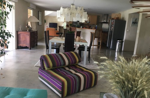 Layrac Villa | Restored former sheepfold with dovecote, swimming pool and lake view.