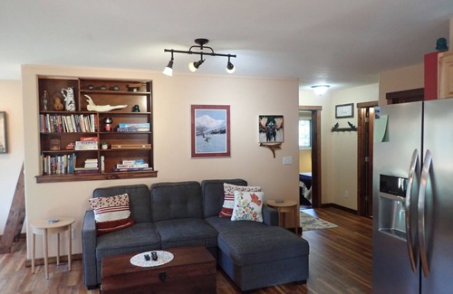 Bear Creek House | Resurrection Peaks Lodge. Upper unit sleeps 6, private lot and close to town.