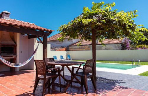 Murtosa House | Retiro da Atafona Beach Pool House Yellow