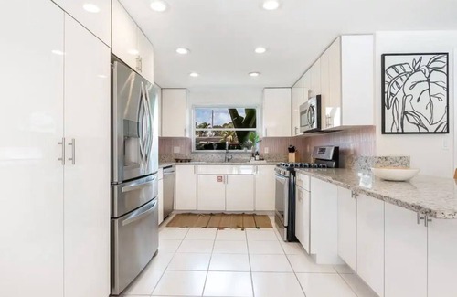Riverside Park House | Retreat at Sailboat Bend, HEATED Pool, BBQ, 100ft Dock