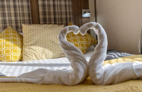 Cheriton Bishop Ski Chalet | Retreat at the Lake - Fishing Lakes, Heated Outdoor Swimming Pool 500yrds on Sister Park