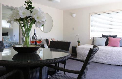Mount Maunganui Apartment | Retreat on Rita ~ Downtown Mount Maunganui with beach access