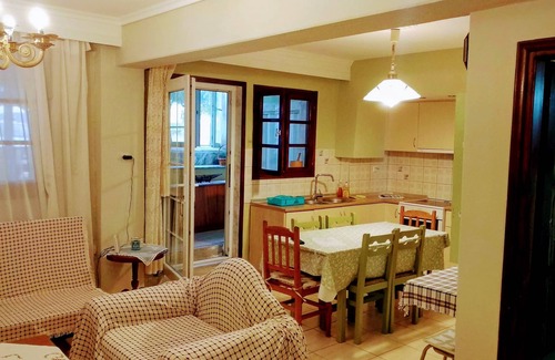 Nea Peramos Apartment | Retro beach house